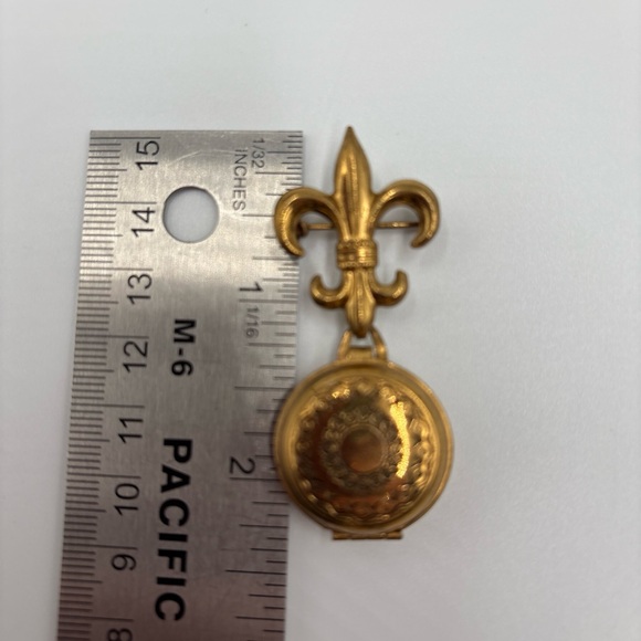 Vintage Fleur de Lis Photo Locket Brooch Pin Gold Tone Brass Victorian Antique - Picture 2 of 6